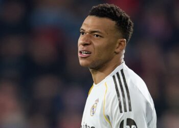 Mbappé sofre com dores no joelho e está fora da lista do Real Madrid para enfrentar o Benfica
