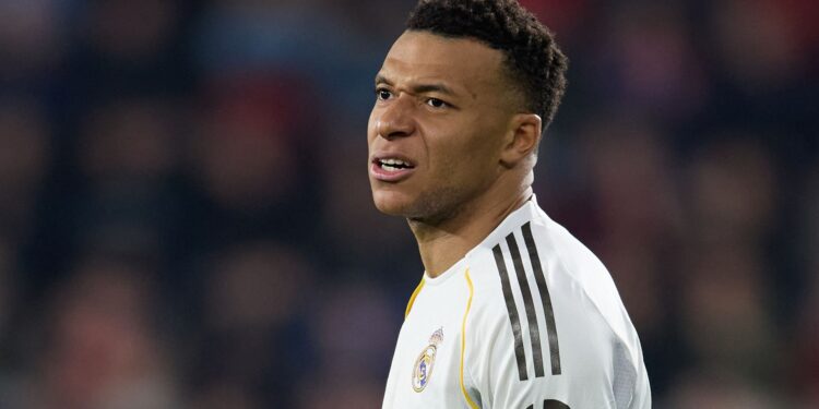 Mbappé sofre com dores no joelho e está fora da lista do Real Madrid para enfrentar o Benfica