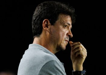Fernando Diniz deixa o cargo no Vasco e obriga diretoria a buscar novo nome para a temporada de 2026