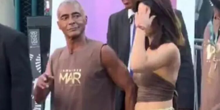 Romário é visto com a estudante Tiffany Vasconcelos após desfiles na Sapucaí