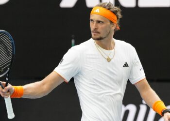 Zverev marca ponto raro ao golpear bola do lado oposto da rede no ATP de Acapulco