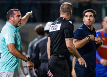 Abel Ferreira contesta o cartão vermelho recebido após vitória no Brasileirão
