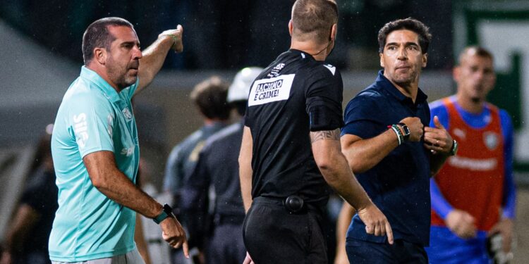 Abel Ferreira contesta o cartão vermelho recebido após vitória no Brasileirão