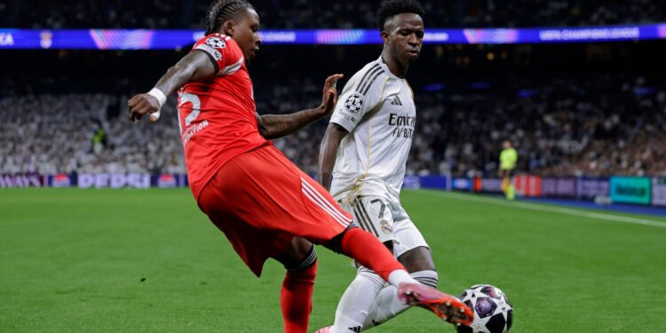 Sidny Lopes é hostilizado por torcedores do Benfica após interagir com Vini Jr ao fim do jogo em Madri