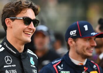 George Russell aponta manipulação de Max Verstappen nos bastidores da Red Bull