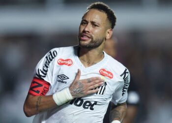Neymar comemora gol contra o Vasco e manda recado para Carlo Ancelotti após vitória no Brasileirão