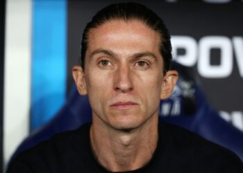 Filipe Luís é hostilizado por torcedores no Maracanã após derrota na final da Recopa para o Lanús