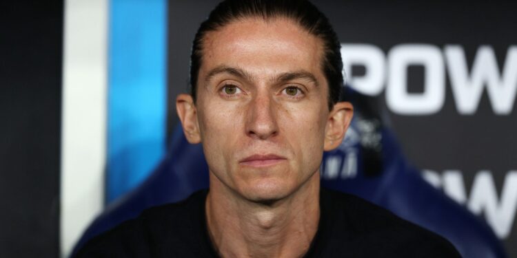 Filipe Luís é hostilizado por torcedores no Maracanã após derrota na final da Recopa para o Lanús