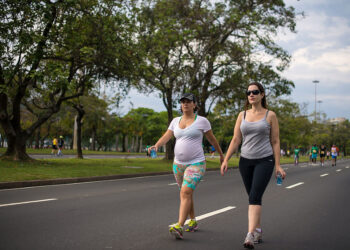 Os exercícios físicos trazem uma série de benefícios durante a gravidez