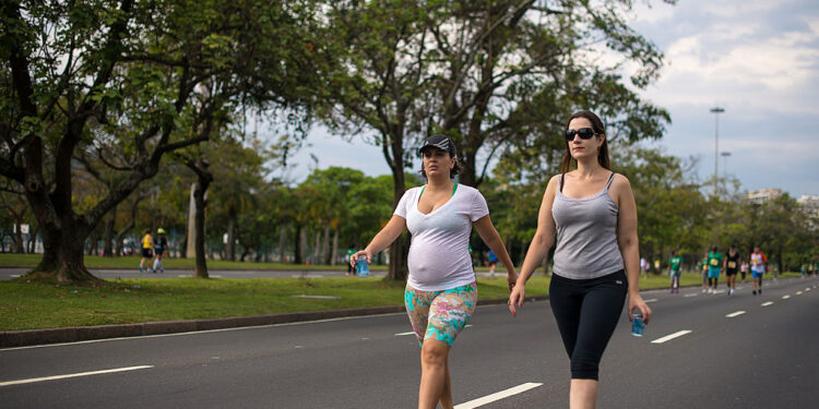 Os exercícios físicos trazem uma série de benefícios durante a gravidez