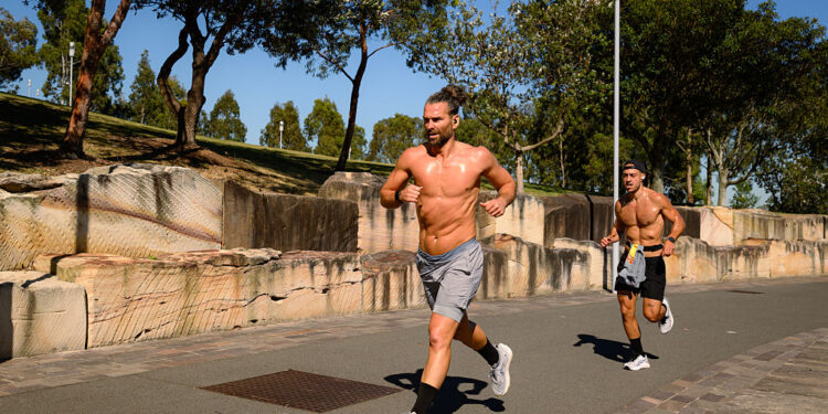 Realizar atividades físicas no calor do verão traz riscos para a saúde