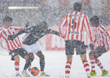 Partida de futebol em clima de neve