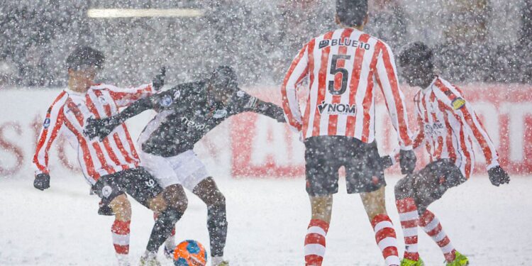 Partida de futebol em clima de neve