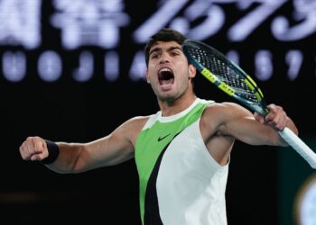 Alcaraz comemorando durante decisão do Australian Open