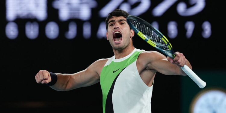 Alcaraz comemorando durante decisão do Australian Open