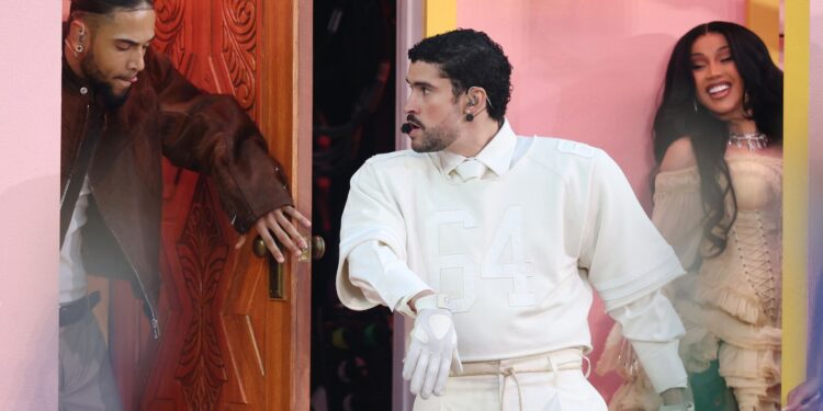 Bad Bunny durante a apresentação no Super Bowl LX