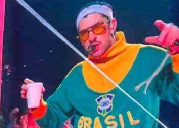 Bad Bunny com a jaqueta utilizada por Pelé