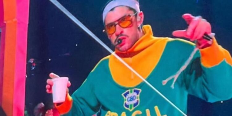 Bad Bunny com a jaqueta utilizada por Pelé