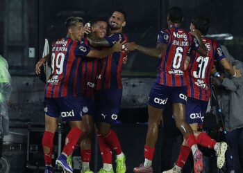 Jogadores do Bahia comemorando gol