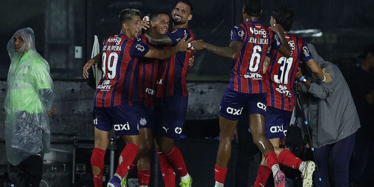 Jogadores do Bahia comemorando gol