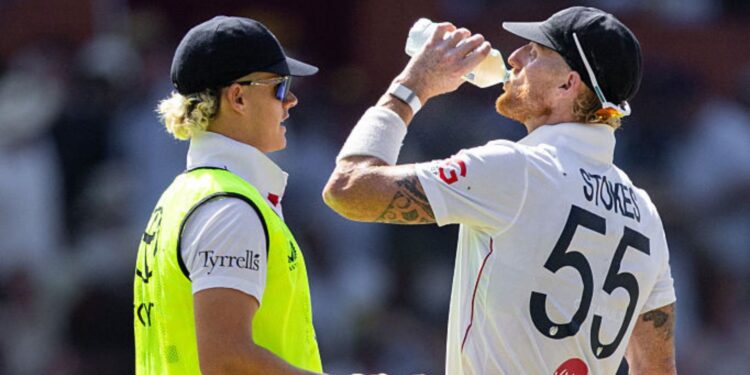 Jogador inglês bebendo água