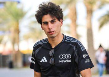 Gabriel Bortoleto andando no paddock