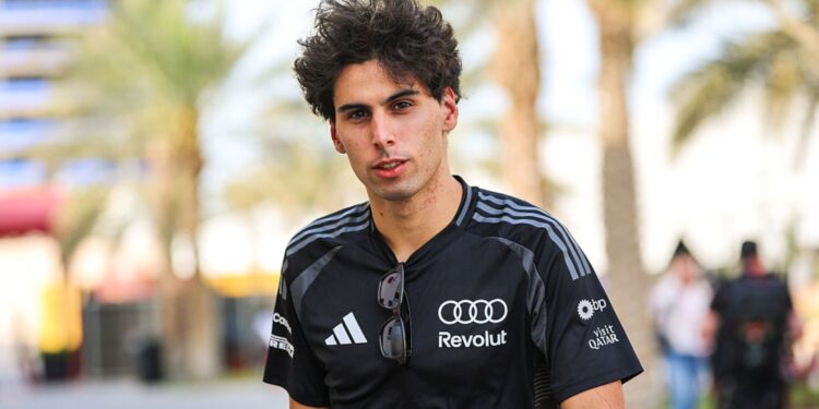 Gabriel Bortoleto andando no paddock