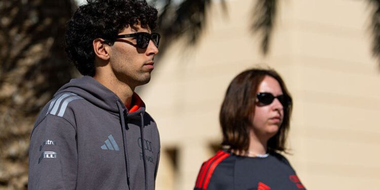 Gabriel Bortoleto no paddock