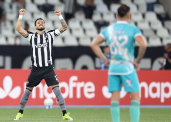 Alex Telles comemorando gol pelo Botafogo