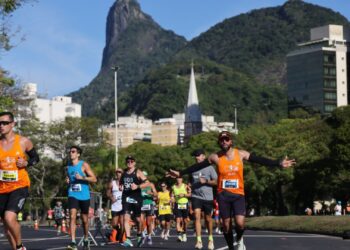 Homens durante maratona no Brasil