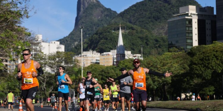 Homens durante maratona no Brasil