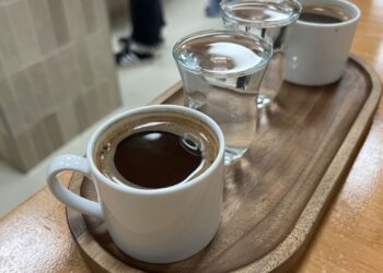 Foto de café em uma bandeja