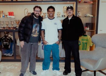 Rodrygo ao lado de Chico Moedas e Beltrão, da Cazé TV