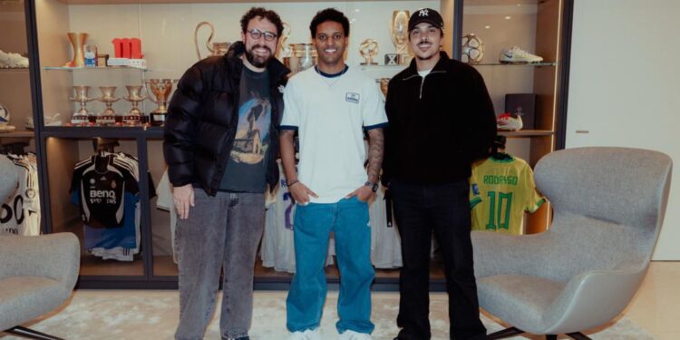 Rodrygo ao lado de Chico Moedas e Beltrão, da Cazé TV