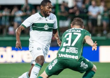 Lance do jogo entre Chapecoense e Coritiba