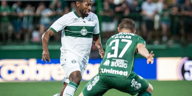 Lance do jogo entre Chapecoense e Coritiba