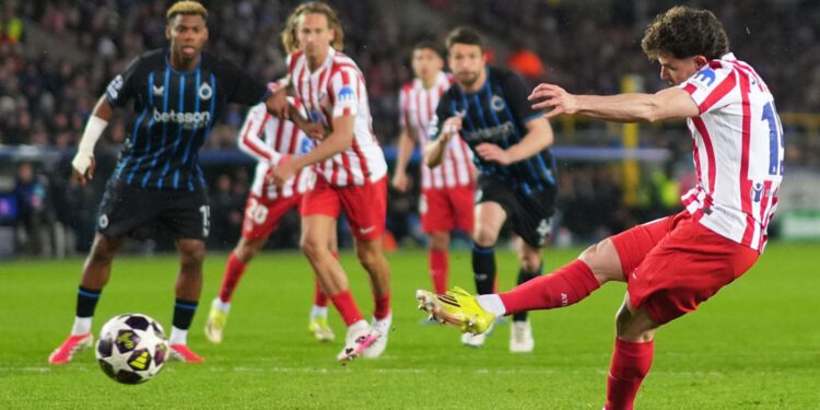 Lance do jogo entre Club Brugge e Atlético de Madrid
