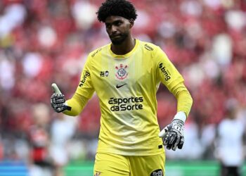 Hugo Souza durante jogo do Corinthians