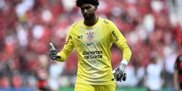Hugo Souza durante jogo do Corinthians