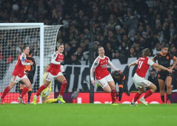 Jogadoras do Arsenal comemorando gol contra o Corinthians