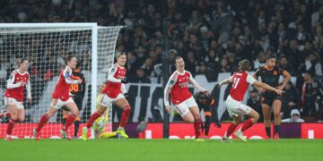 Jogadoras do Arsenal comemorando gol contra o Corinthians