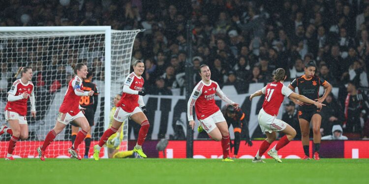 Jogadoras do Arsenal comemorando gol contra o Corinthians