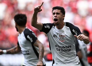 Gabriel Paulista comemorando gol do Corinthians contra o Flamengo