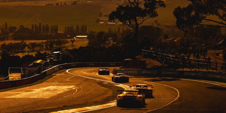 Carros durante as 12 Horas de Bathurst