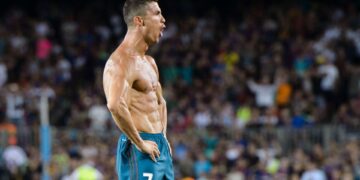 Cristiano Ronaldo comemorando gol sem camisa