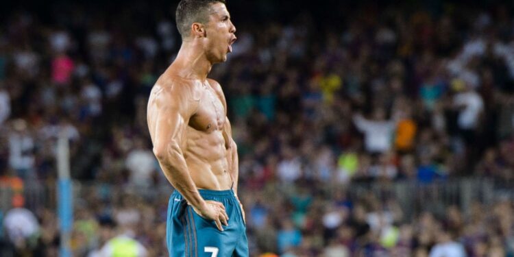 Cristiano Ronaldo comemorando gol sem camisa