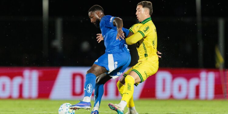 Lance do jogo entre Mirassol e Cruzeiro