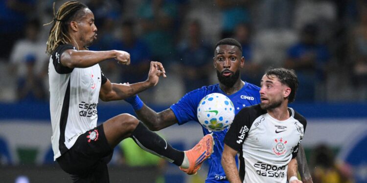 Lance do jogo entre Cruzeiro e Corinthians