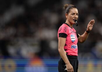 Daiane Muniz apitando partida de futebol