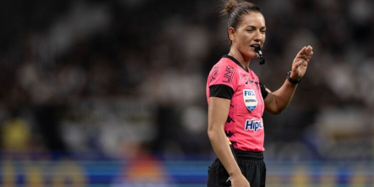 Daiane Muniz apitando partida de futebol